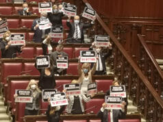 Vienna, protesta FdI in Aula Camera, cartelli ‘basta sbarchi’