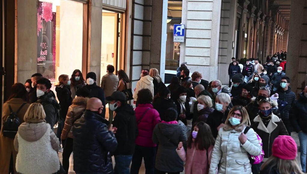 La folla prende d’assalto il centro da ieri in 'zona arancione'