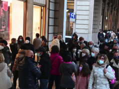 Nuovo Dpcm, c’è anche la zona bianca: novità e misure La folla prende d’assalto il centro da ieri in 'zona arancione'