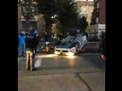 Mirafiori, auto ribaltata dopo inseguimento. Famiglia ferita – VIDEO