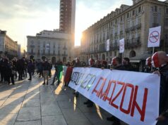 Manifestazione a Torino ‘vogliamo lavorare, preferite noi ad Amazon’ Torino manifestazione