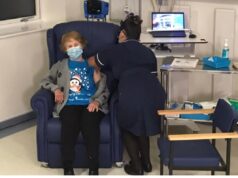 Vaccino Covid, in Gran Bretagna prima dose a una 90enne
