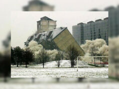 28 dicembre 2003, la demolizione del palazzone di via Artom demolizione via artom