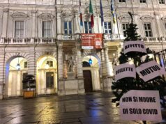 ‘Non si muore solo di Covid’, la protesta davanti al comune di Torino Covid protesta Torino