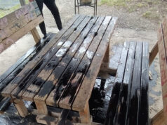 Zona barca, olio per motori sulle panchine del giardino panchina zona barca olio