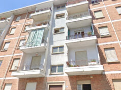 Pozzo strada, si butta giù dal balcone. Salvo sul cofano di un’auto via villa giusti torino