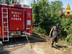 Volvera, donna perde il controllo dell’auto e si ribalta in un fosso vigili del fuoco