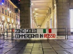 Via Roma, striscione per i negozianti (e contro il governo)