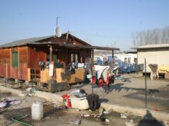 Asti, muore 13enne per un petardo al campo nomadi. I parenti spaccano il pronto soccorso Asti muore petardo