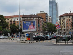 Follia in piazza Bengasi, picchia la compagna e si getta dalla finestra piazza bengasi torino