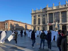 ‘Fantasmi’ in piazza Castello, la rabbia delle palestre protesta piazza castello