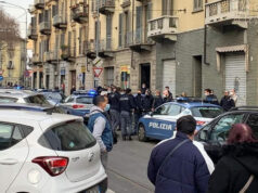 Aurora, accerchiano disabile e gli scippano collana. Preso marocchino polizia