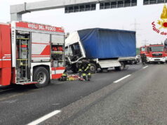 Paura in tangenziale, scontro fra camion e autocarro tangenziale torino incidente camion vigili del fuoco pompieri
