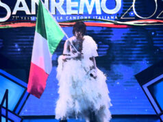 Bersaglieri di Moncalieri difendono il tricolore (contro Achille Lauro) achille lauro sanremo bersaglieri moncalieri