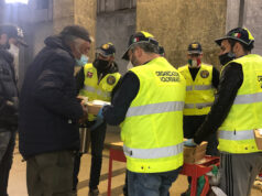 Cibi caldi e mascherine ai clochard del centro di Torino aiuto senza tetto torino