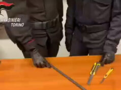 Corso Svizzera, 72enne brucia il rosso e dà un pugno a carabiniere carabinieri armi improprie