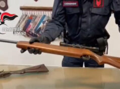 Caselle, padre e figlio nascondevano 4 fucili Caselle fucili