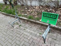 Circoscrizione 3, ironica azione per panchine rotte e pericolose cercasi panchine