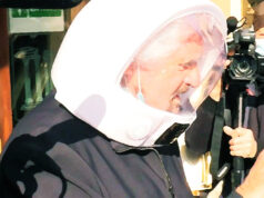 Delirio politico diffuso e condiviso grillo casco