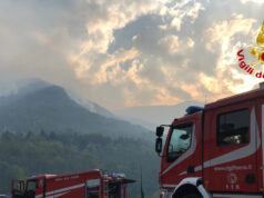 Incendio sul Musiné, fumo anche a Torino incendio vigili del fuoco