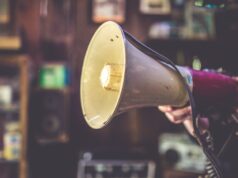 Venti di guerra, oligarchia italiana e strane coincidenze manifestazione megafono