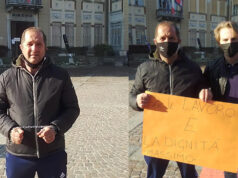 Massimo Cirone, ambulante, si incatena davanti al Comune di Settimo massimo cirone incatena settimo