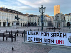 Unità d’Italia, striscione di CasaPound in piazza San Carlo unità italia casapound torino piazza san carlo
