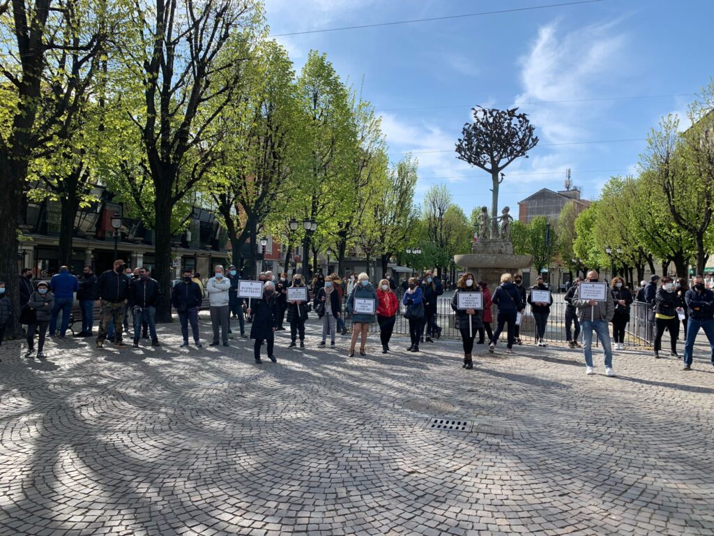 chiuso per lutto rivoli manifestazione