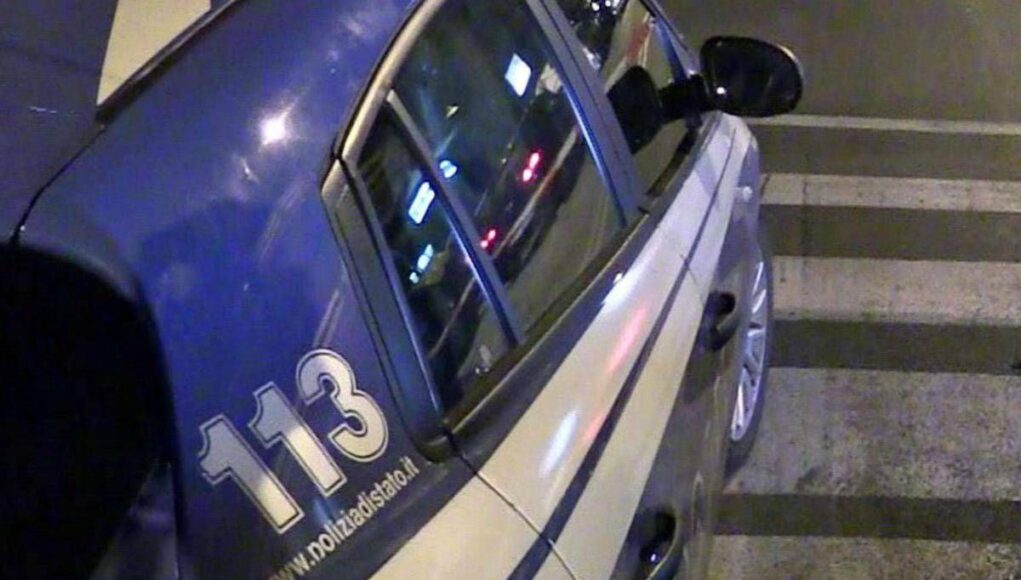 Roma, scontro tra volante della polizia e auto in fuga: tre feriti