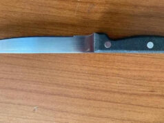 Nichelino, accoltella il fidanzato per strada e aggredisce i carabinieri coltello