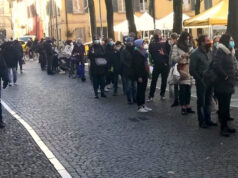 Un po’ di normalità per Pasqua: alimentari pieni e code nei mercati coda mercato