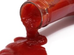 ‘Mi hanno accoltellato’, arriva la Polizia ma era sporco di ketchup ketchup
