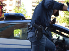 Piazza Carignano, stranieri picchiano e derubano studente polizia