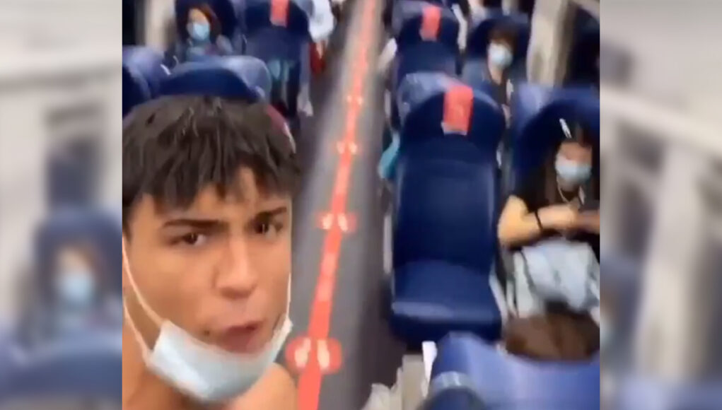 si spoglia sul treno video torino milano