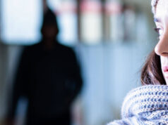 Perseguita 17enne, arrestato stalker 35enne. Aveva un coltello in tasca stalking