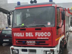 Airasca, a fuoco un fienile. Distrutti anche mezzi agricoli vigili del fuoco