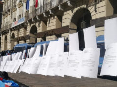 Ex Embraco: appese 400 lettere di licenziamento davanti alla Regione ex embraco lettere licenziamento regione