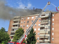 Incendio a Collegno, a fuoco un tetto incendio collegno