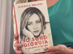 Prof universitario mette libro Meloni a testa in giù, Delmastro “verme” libro io sono giorgia meloni