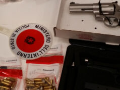 Settimo, spara dal balcone e minaccia i carabinieri pistola polizia