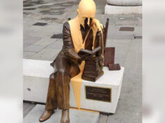 Imbrattata la statua di Gabriele D’Annunzio a Trieste statua d annunzio