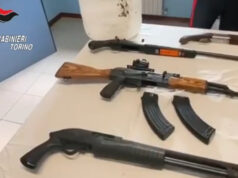 Alpignano, scoperto arsenale: Kalašnikov, fucili, pistole e proiettili alpignano arsenale