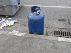 Tossic camping di Borgo Vittoria, bombola del gas a bordo strada bombola gas via ala di stura torino