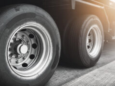 La Loggia, paura in strada: si stacca ruota da un camion e centra due auto la loggia camion perde ruota