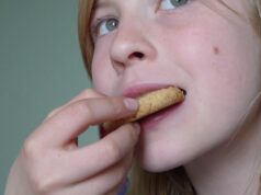 Misofonia, perchè i rumori di chi mangia possono mandarti fuori di testa? masticare mangiare