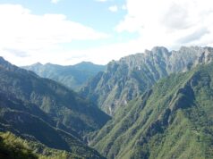 Escursionista disperso nel parco nazionale Valgrande parco nazionale Valgrande