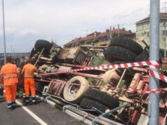 Tir ed escavatore si ribaltano nel centro di Chivasso