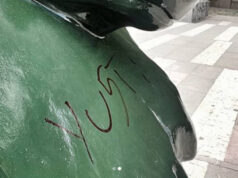 Imbrattato Toret gigante appena installato toret imbrattato torino arte