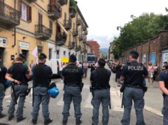 No Vax contestano Figliuolo a Torino. “Avanti su questa strada” – LE FOTO contestazione lavazza figliuolo vaccini