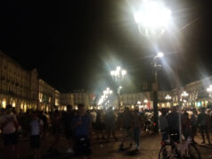 Europei, caroselli di auto e folla oceanica in centro a Torino italia europei piazza vittorio